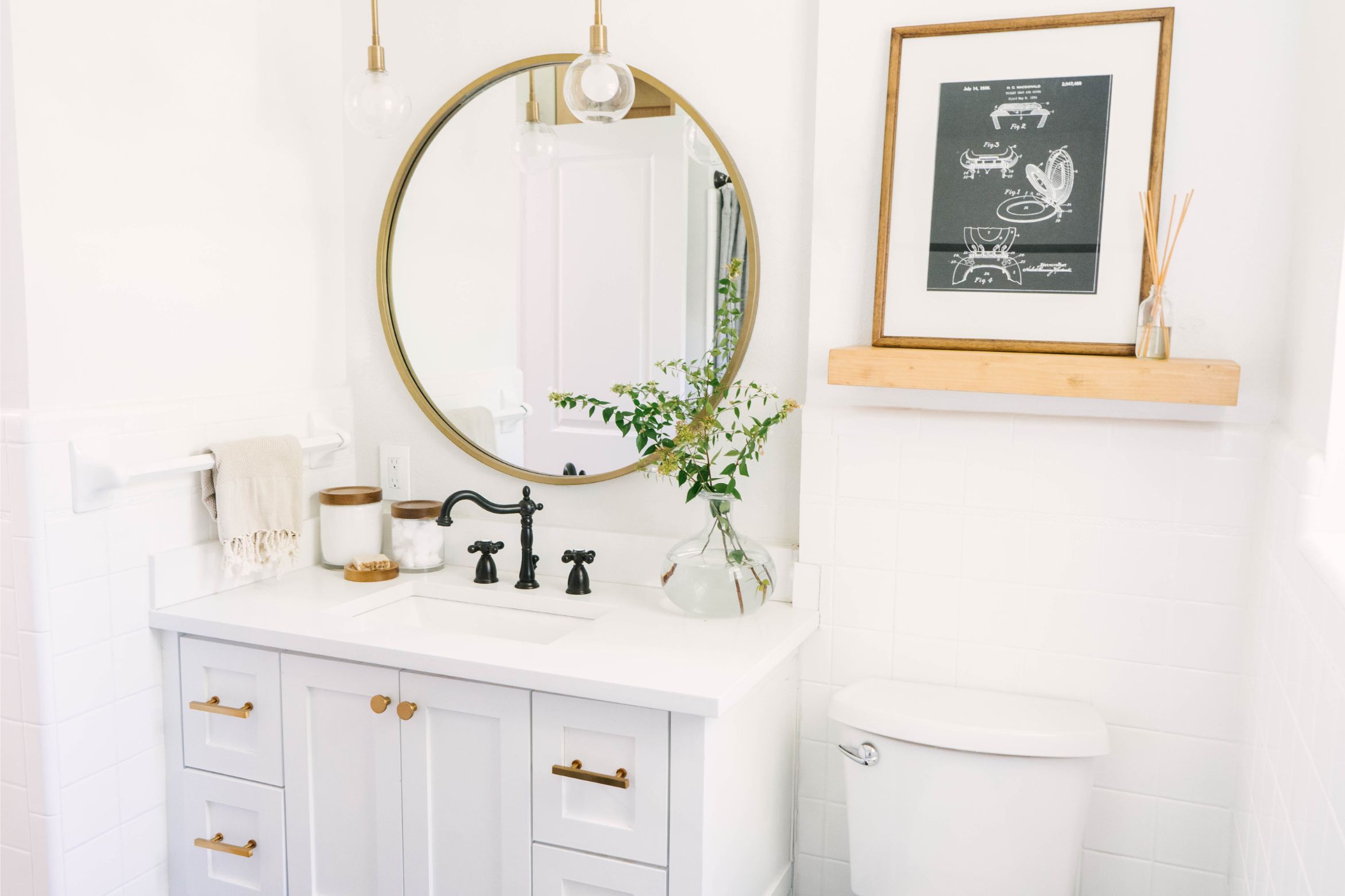 金色和白色现代浴室