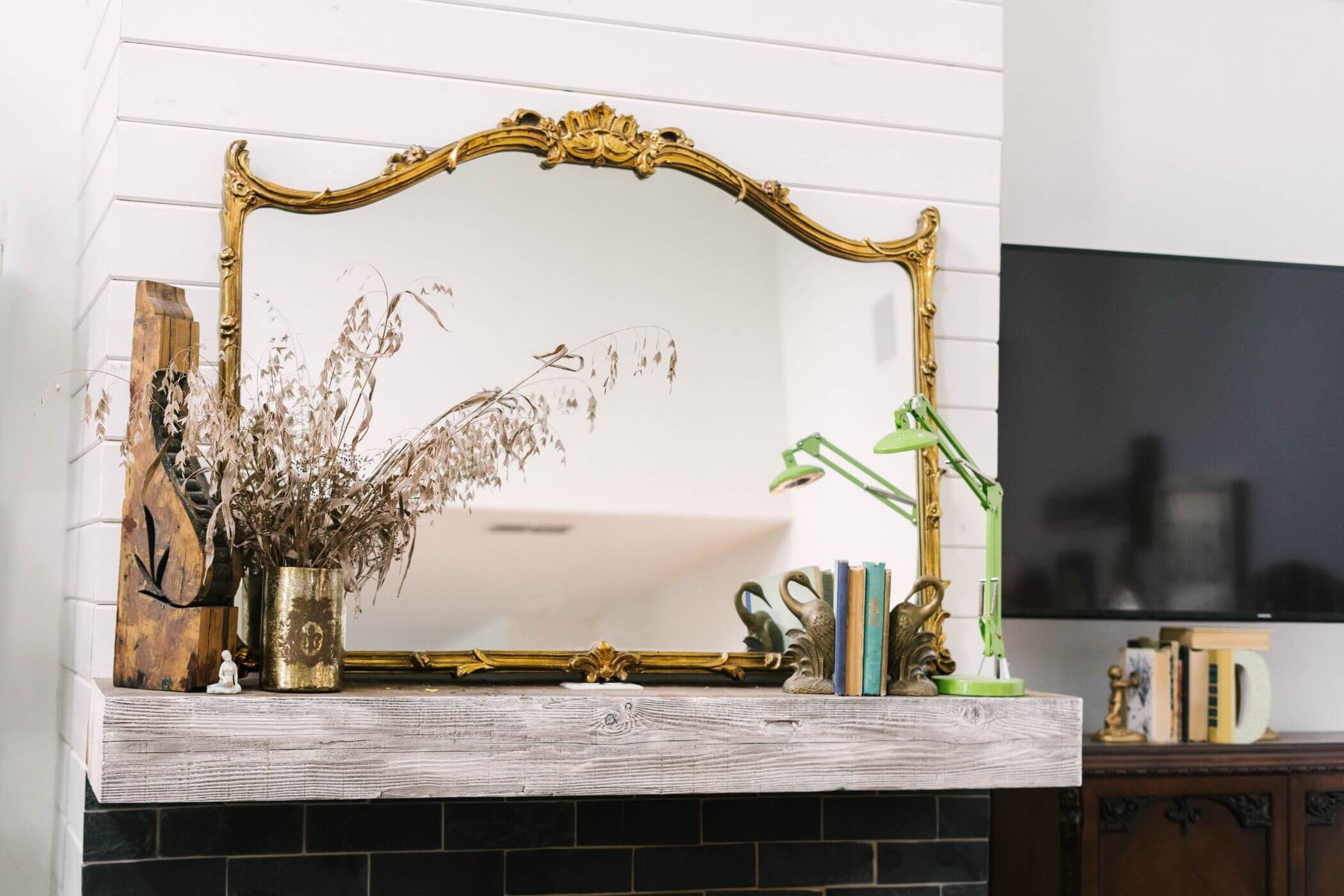 艺术现代农舍-复古装饰客厅-黑砖壁炉镜。jpg
