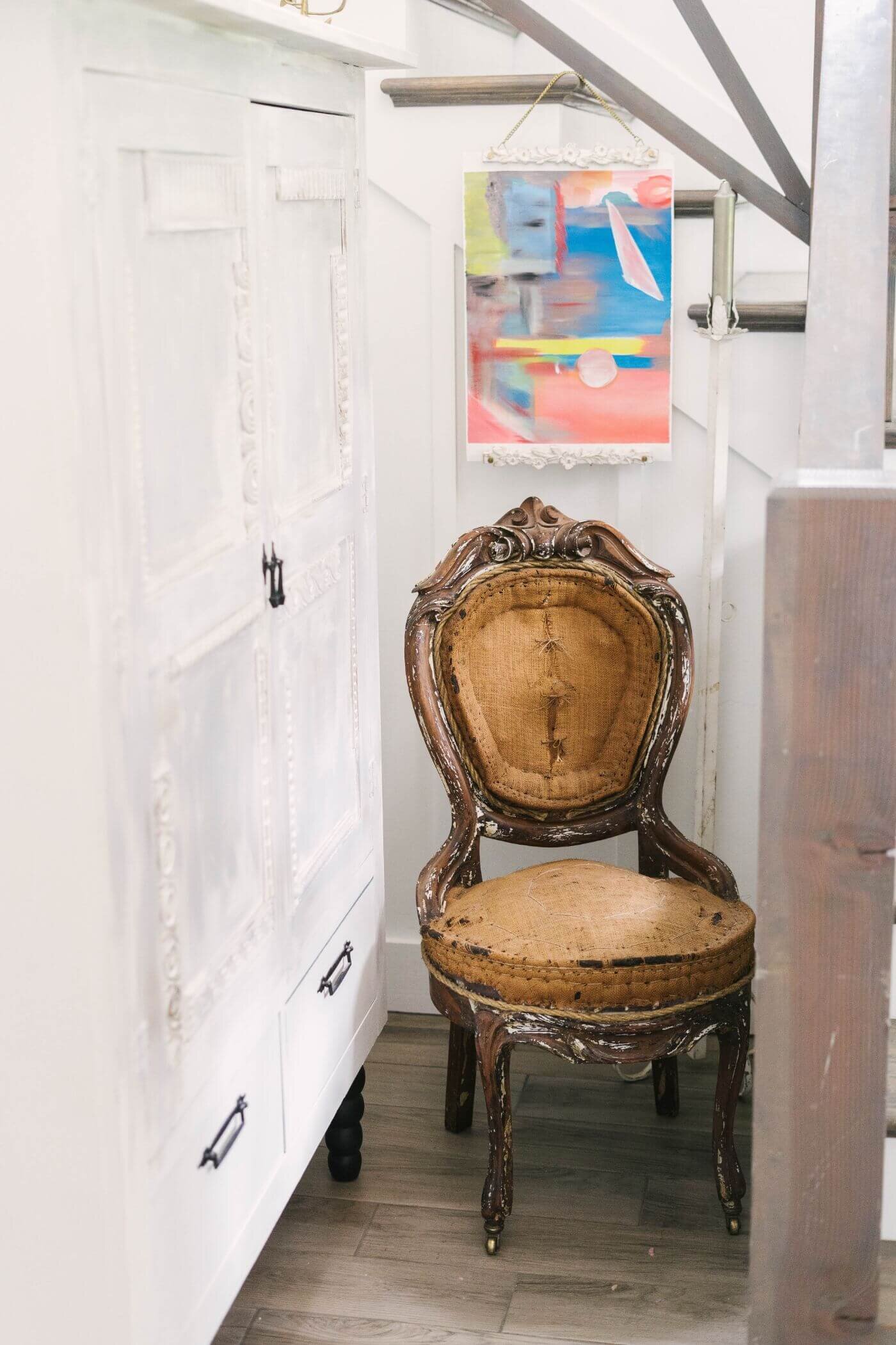 艺术现代农舍-复古装饰客厅-入口的椅子。jpg