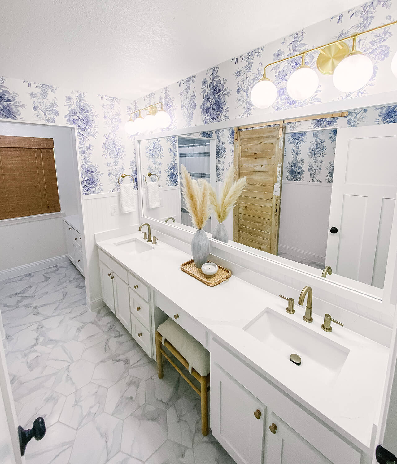 走廊浴室改造-白色+蓝色与拉丝金色口音4.jpg