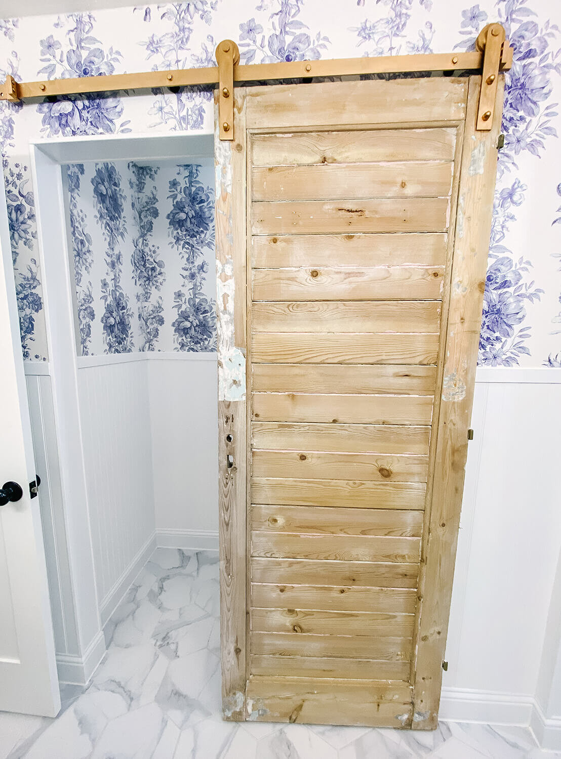 走廊浴室改造-白色+蓝色与拉丝金色口音5.jpg
