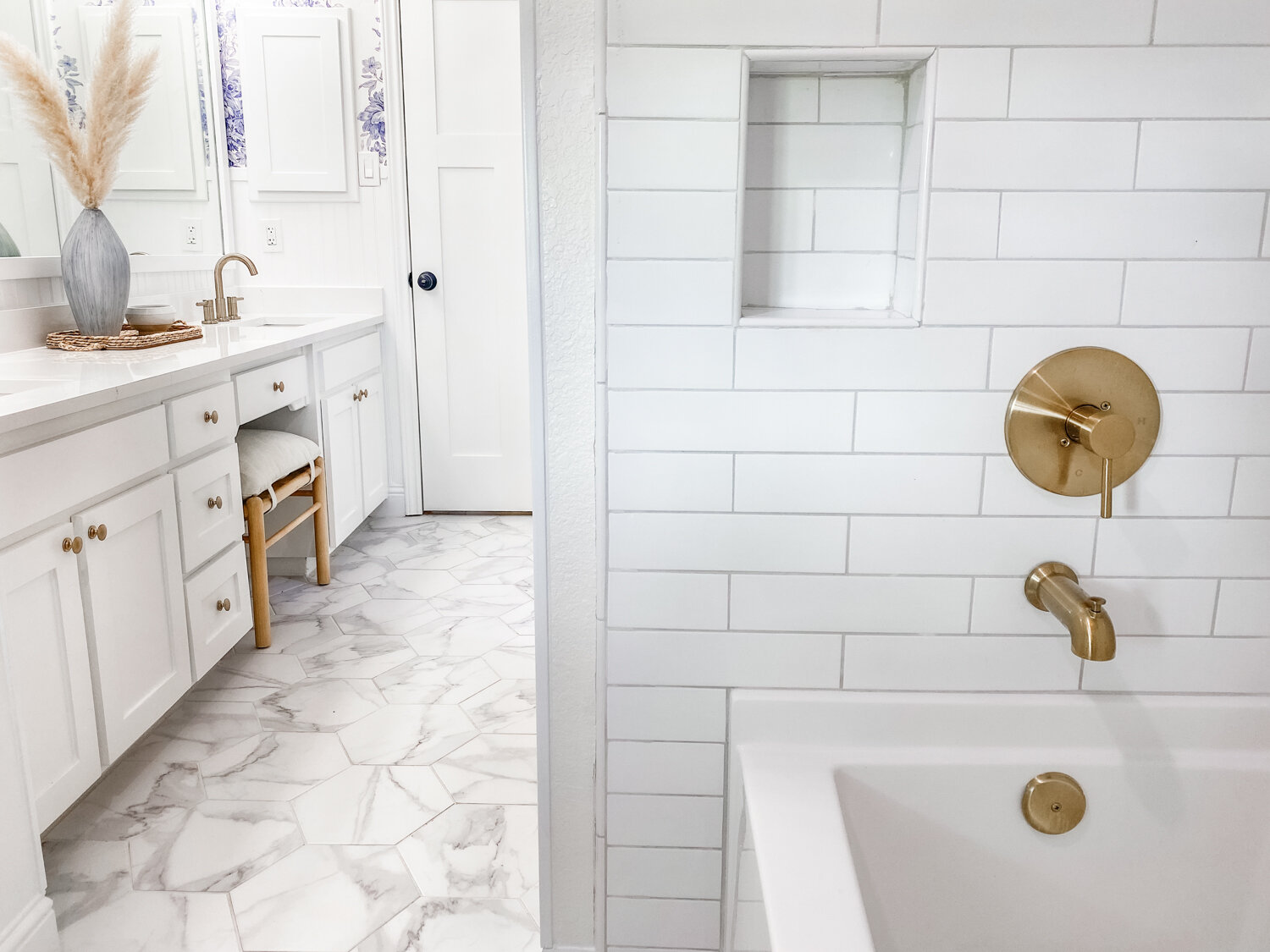 走廊浴室改造 - 白色+蓝色带拉丝金色装饰18.jpg
