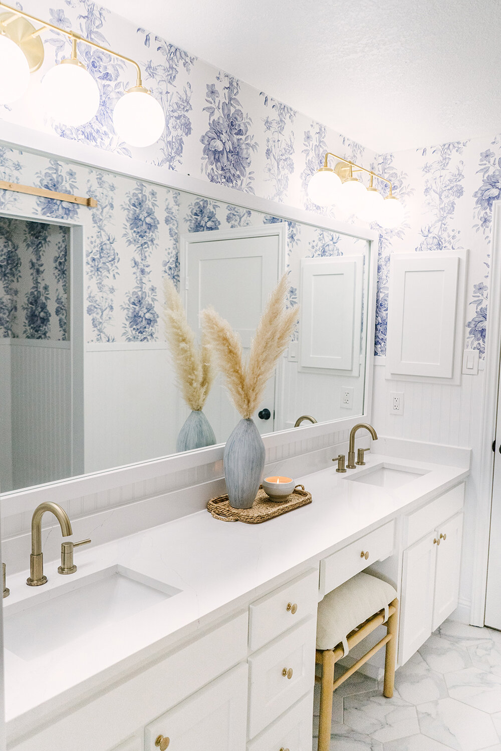 走廊浴室改造-白色+蓝色与拉丝金色口音。jpg