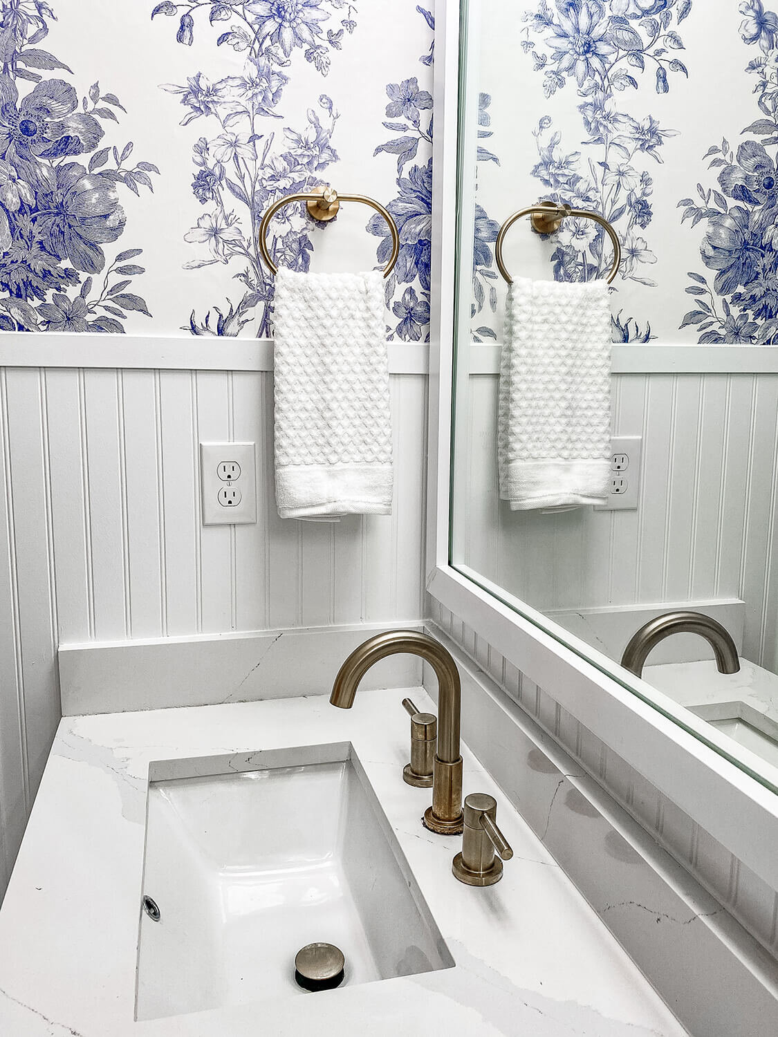 走廊浴室改造 - 白色+蓝色带拉丝金色装饰9.jpg