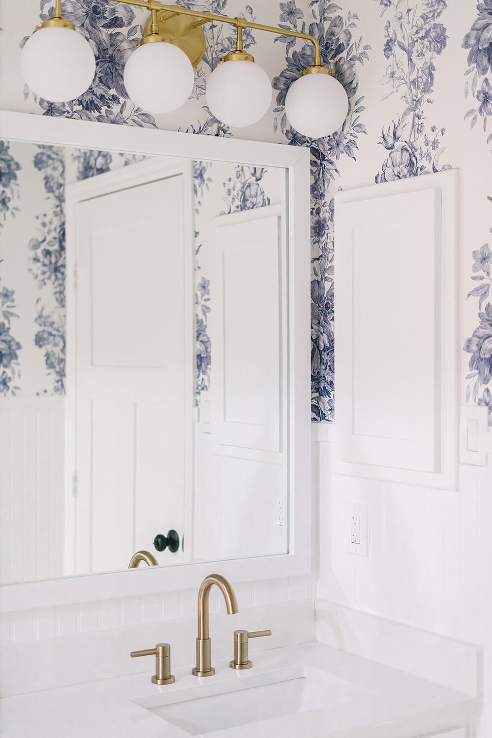 走廊浴室改造 - 白色+蓝色带拉丝金色装饰10.jpg