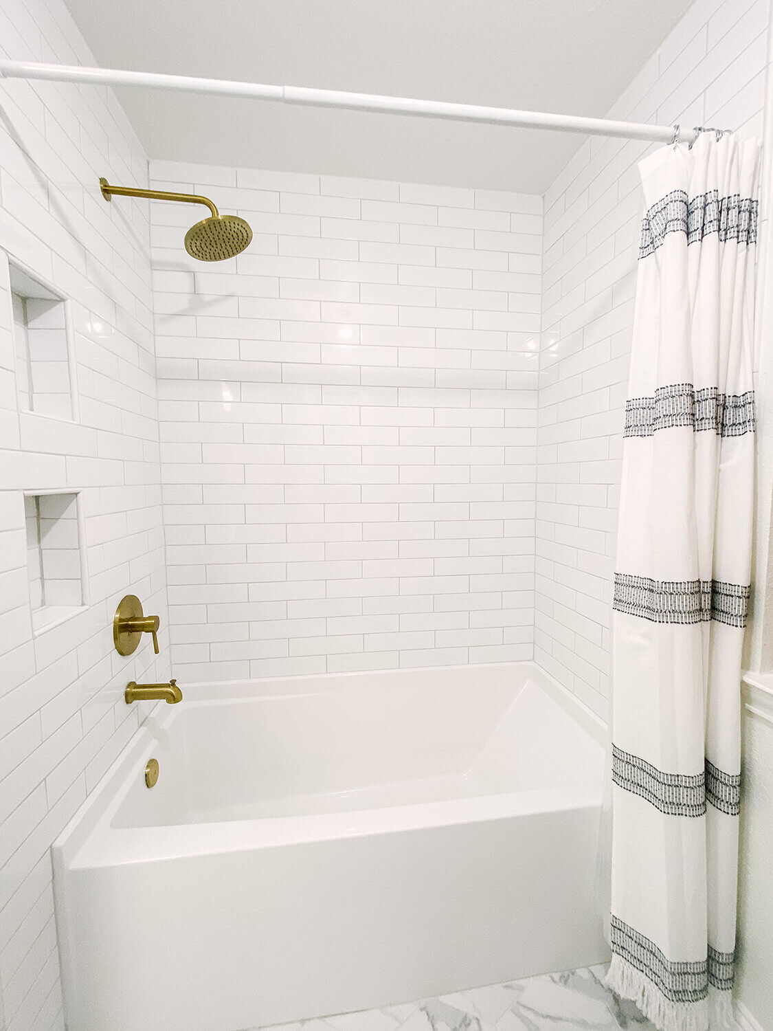走廊浴室改造 - 白色+蓝色带拉丝金色口音11.jpg