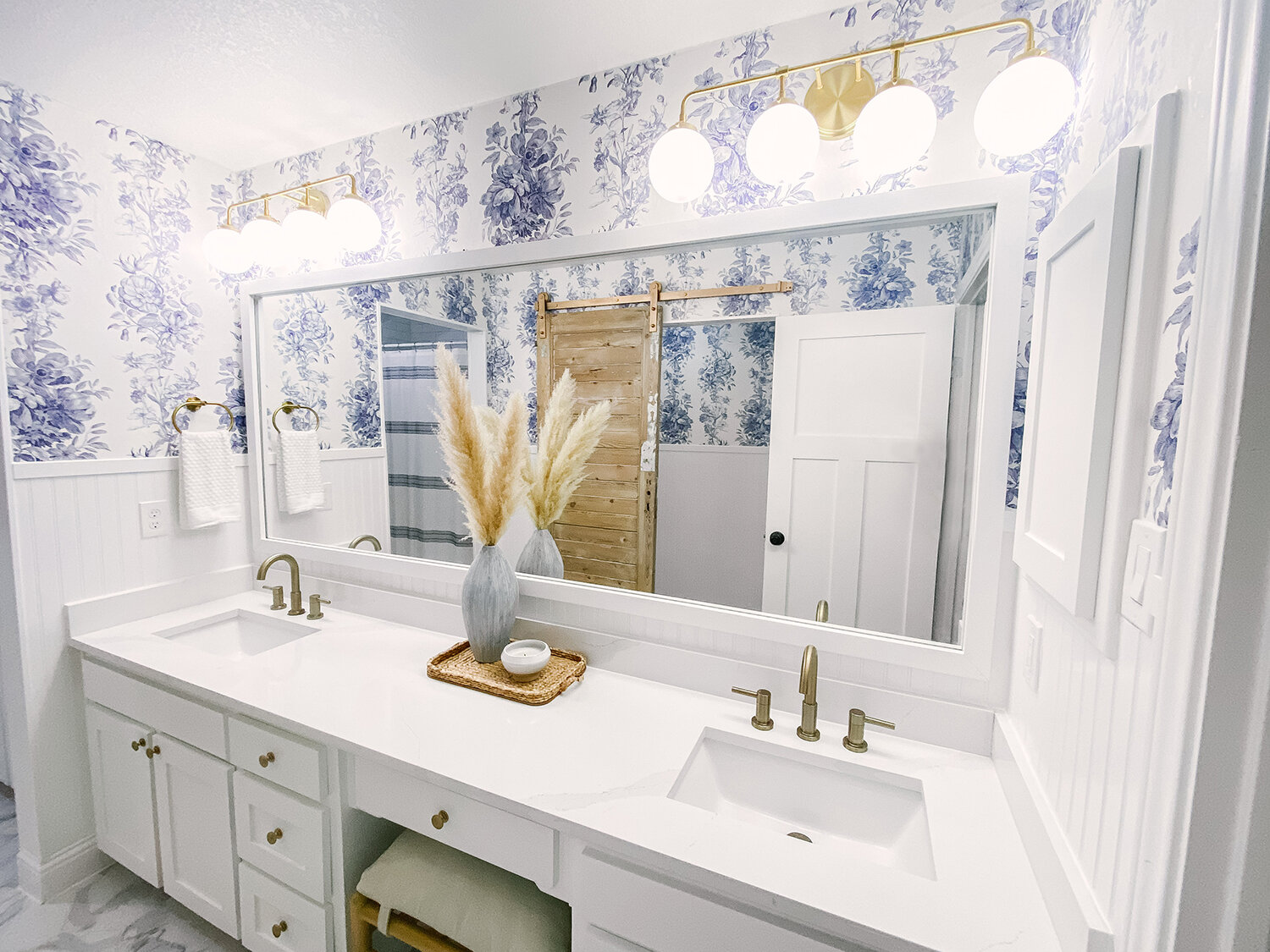 走廊浴室改造 - 白色+蓝色带拉丝金色饰品3.jpg