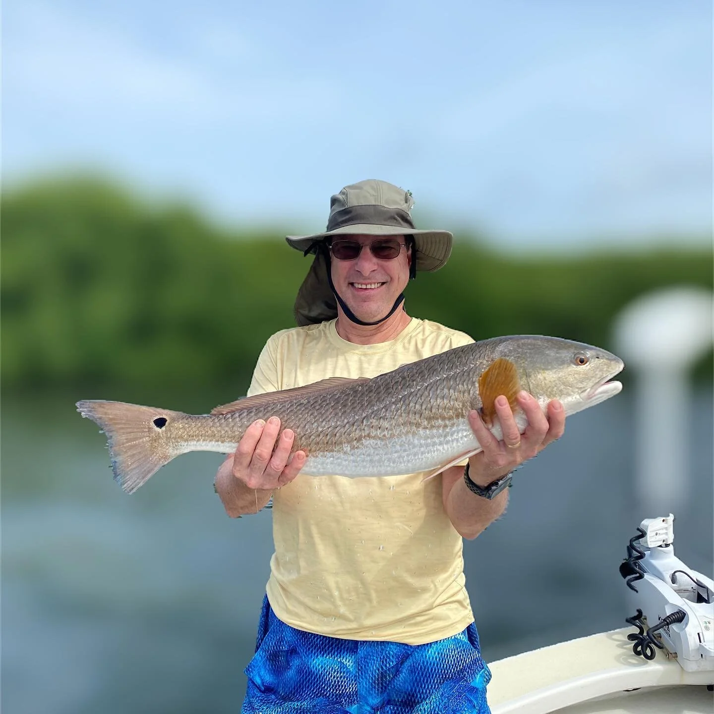 Keeping our lines tight with David! #swflfishing #pineislandsound #sanibel #captiva #snookredfishseatrout #pineislandslam #crowderrods #minnkotamotors #humminbirdfishing #yamahaoutboards #mycaptivafishingguide