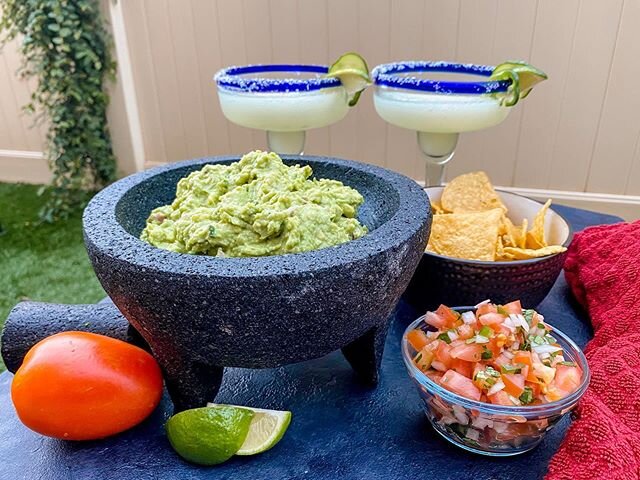 It&rsquo;s the weekend and we&rsquo;re ready to GUAC and roll 🥑 Made this spread in celebration of cinco de mayo and to give the guacamole and margarita recipes in @whatsgabycookin new book a whirl 😋
.
.
.
.
.

#vscofood #foodblog #foodblogger #hom