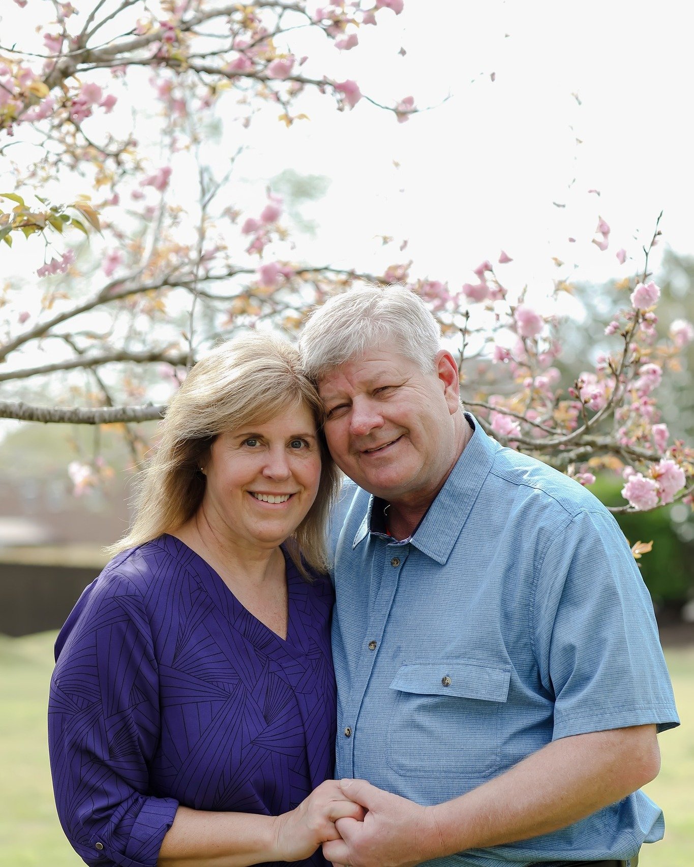 Capturing the beauty of their continued love in full bloom! 🌸 Watching them share laughs and stories during an afternoon stroll was such a joy. They reminded me how sweet life is when you take it slow and savor every season! Link in bio to view my c