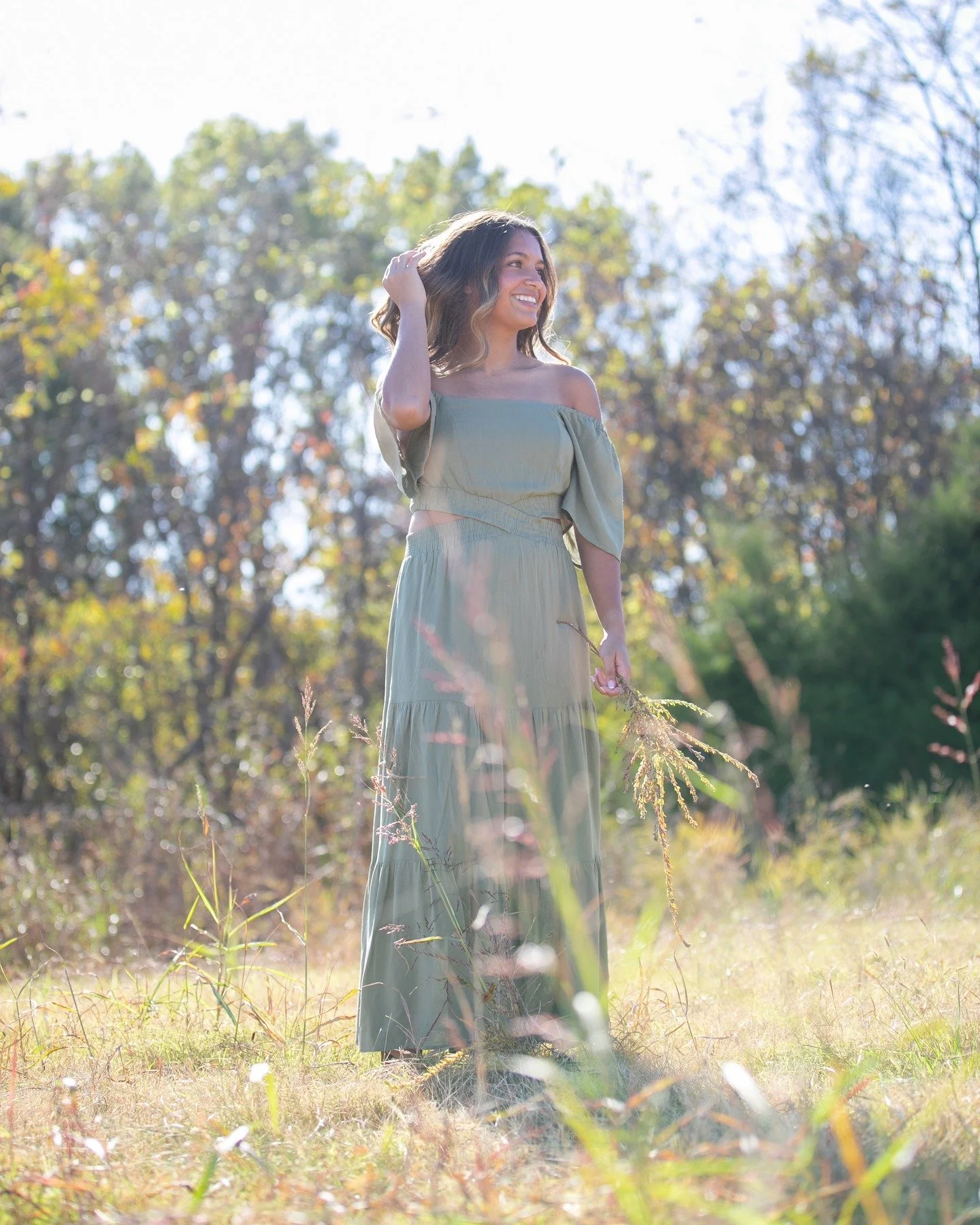 Senior year looks good on her! 🎓 Loved capturing this season for Bella, she brought the best energy to this shoot! Senior parents&hellip; are you ready for graduation?

#hendersonvilletnfamilyphotographer #hendersonvillefamilyphotographer #franklinp