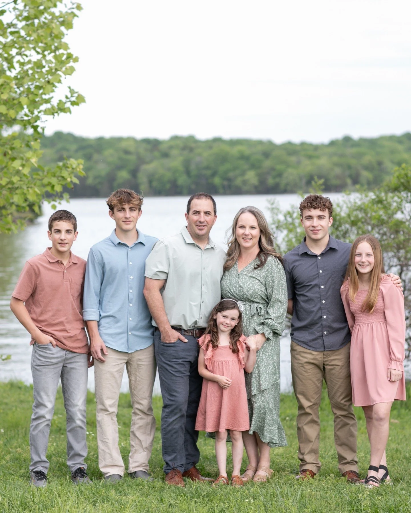 🖼️ Family sessions aren&rsquo;t just about the group photo, they&rsquo;re about capturing the relationships within it. 

The whole family together.
Brothers being brothers.
Daughters with dad.
Mom with her sons.
And a few quiet moments for husband a