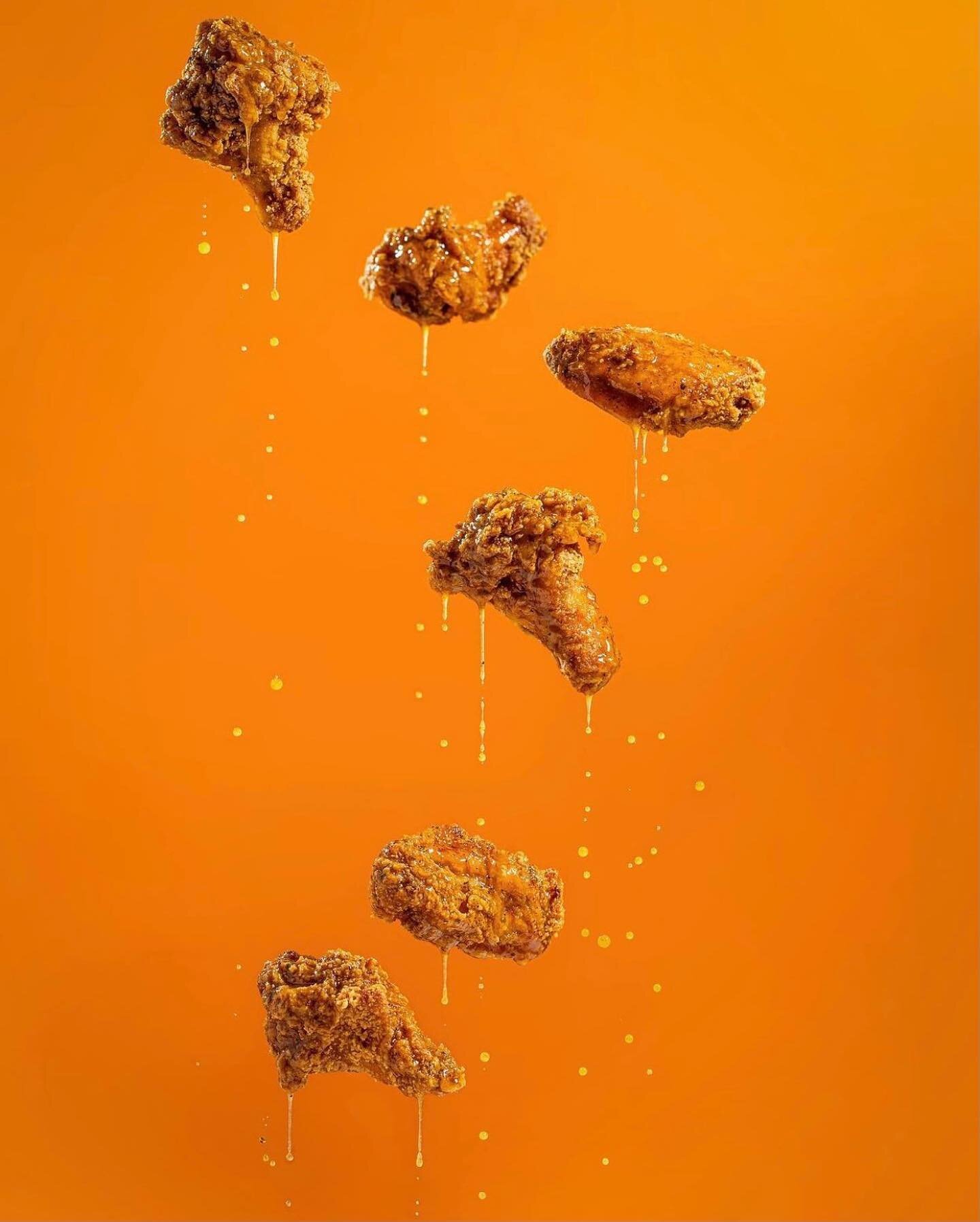 Let it rain&hellip;the famous &ldquo;juice&rdquo; @dinosfamouschicken 
.
.
.
@mxmlla #foodstylist #foodstyling #creativefoodphotography #dinosfamouschicken