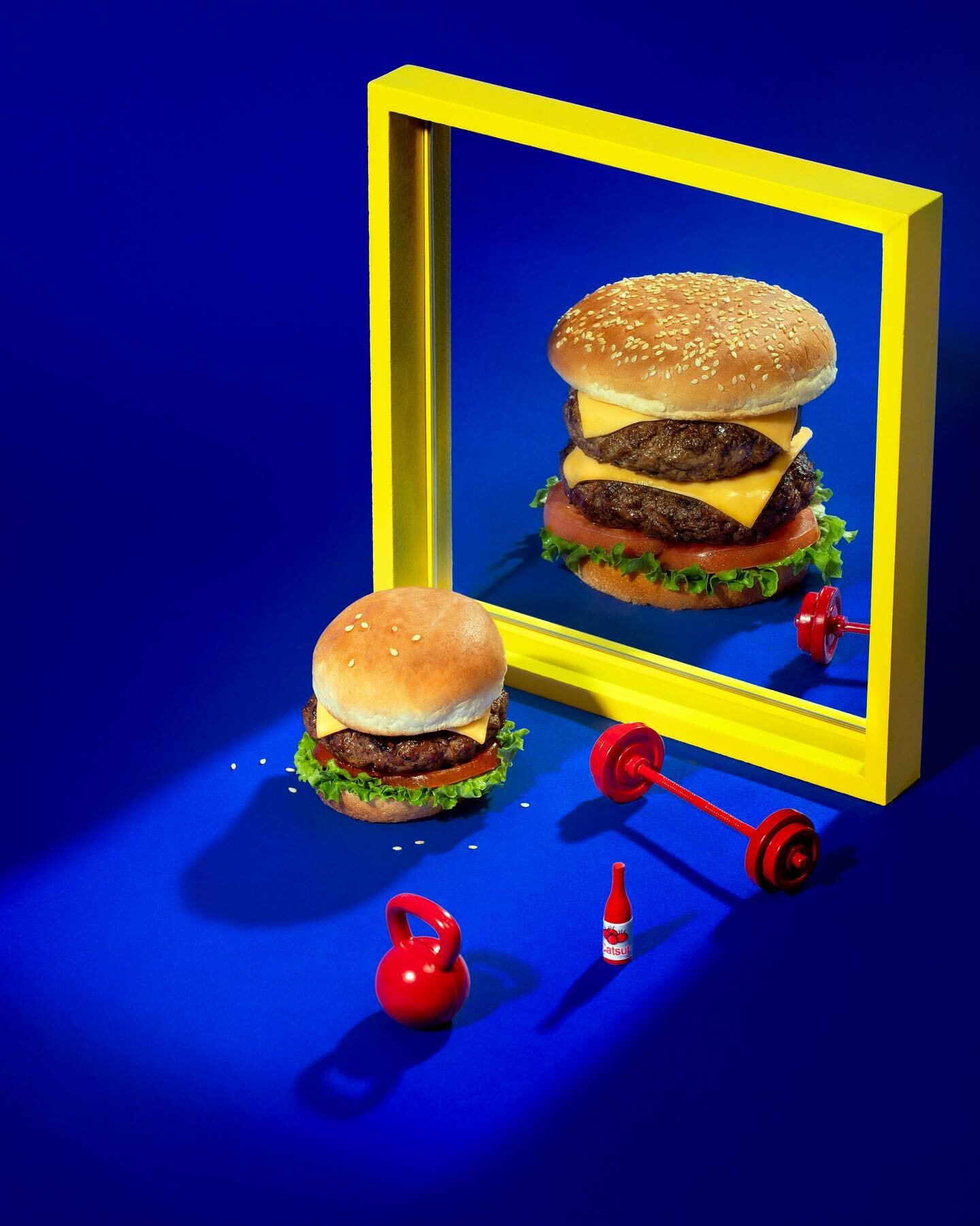 Dreaming of beefing up and getting buns of steel! 
Creative and Photography: @mxmlla
.
.
.
#creativephotography #burgers #hamburgers #foodstylist #foodstyling