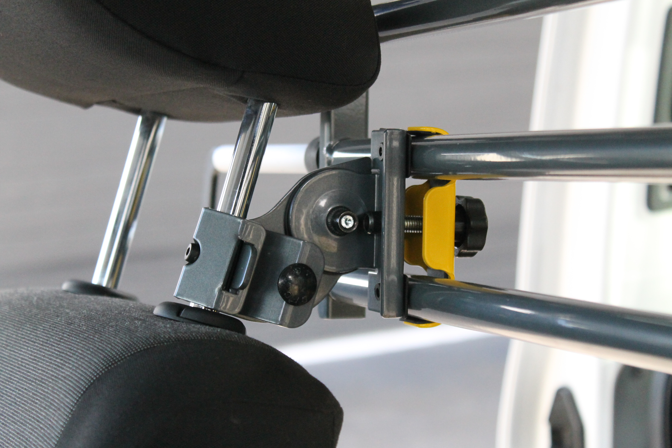 The Variobarrier HR fitted to the headrest pole