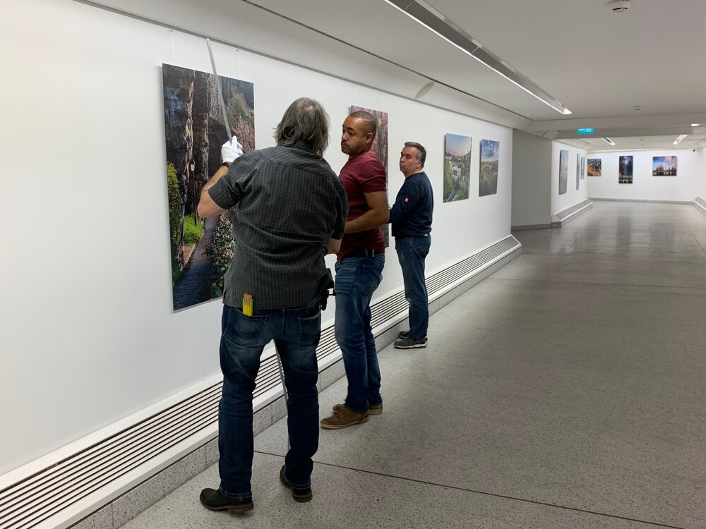 How to create a photography exhibition - Home and Away - Landscapes by Christophe Van Biesen - Art exhibition at the Contemporary Art Gallery Am Tunnel - Behind the scenes - Installation