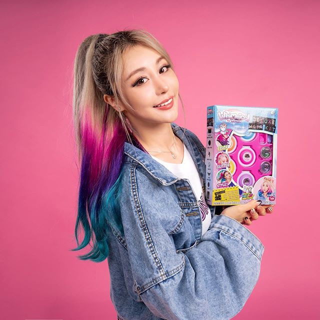 Whimsical by Wengie is now in Target!! We had a few targets trickling in with stock late but they are all there now! This is my hair chalk kit and it's great because you can change up your hair color and you can wash it out straight away! 😍 I have a