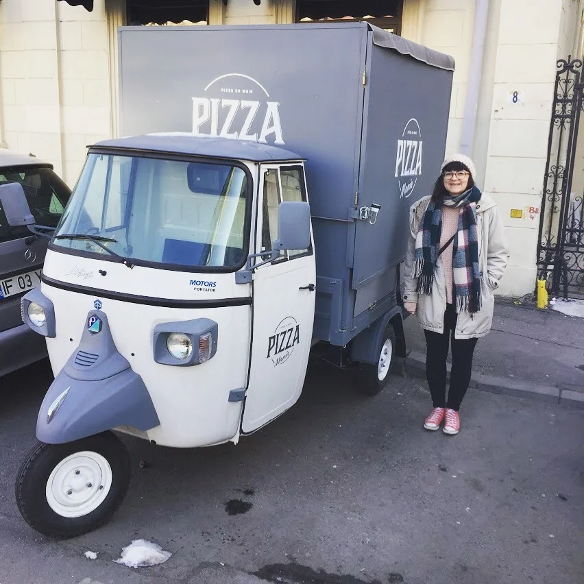 eu entuziasmată de viitoarea mea pizza