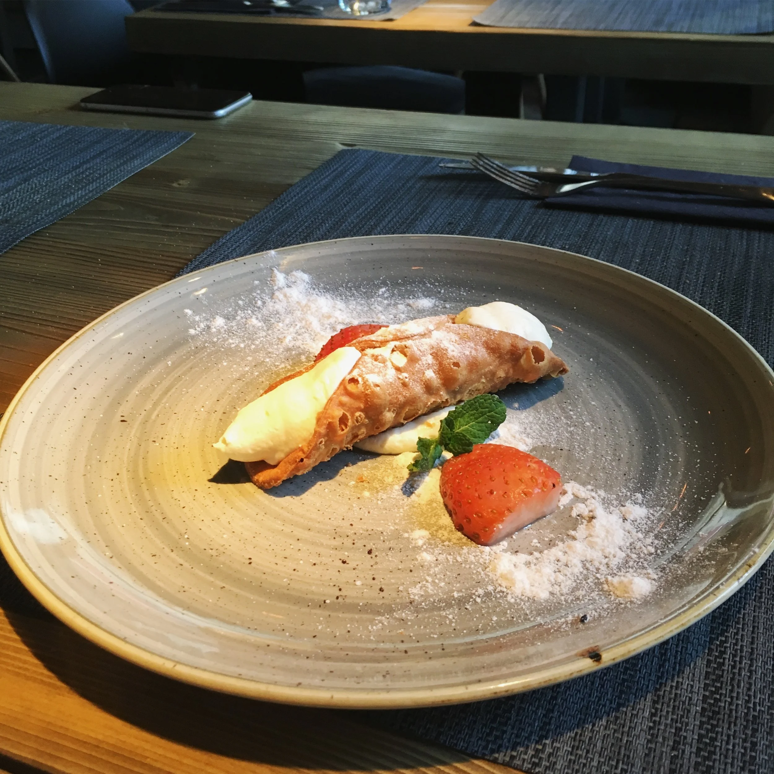 cannolo nom nom