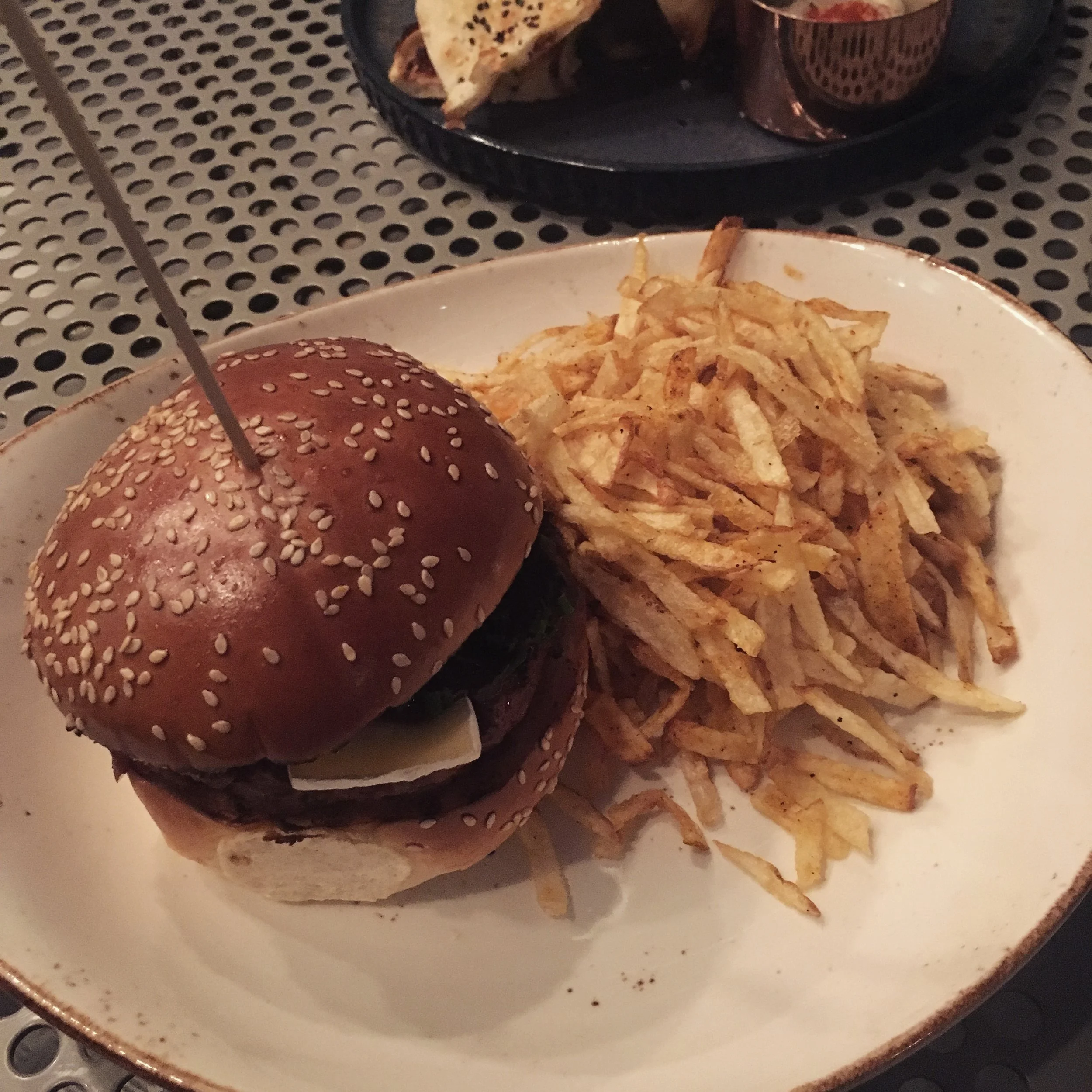 burger cu cartofi prăjiți