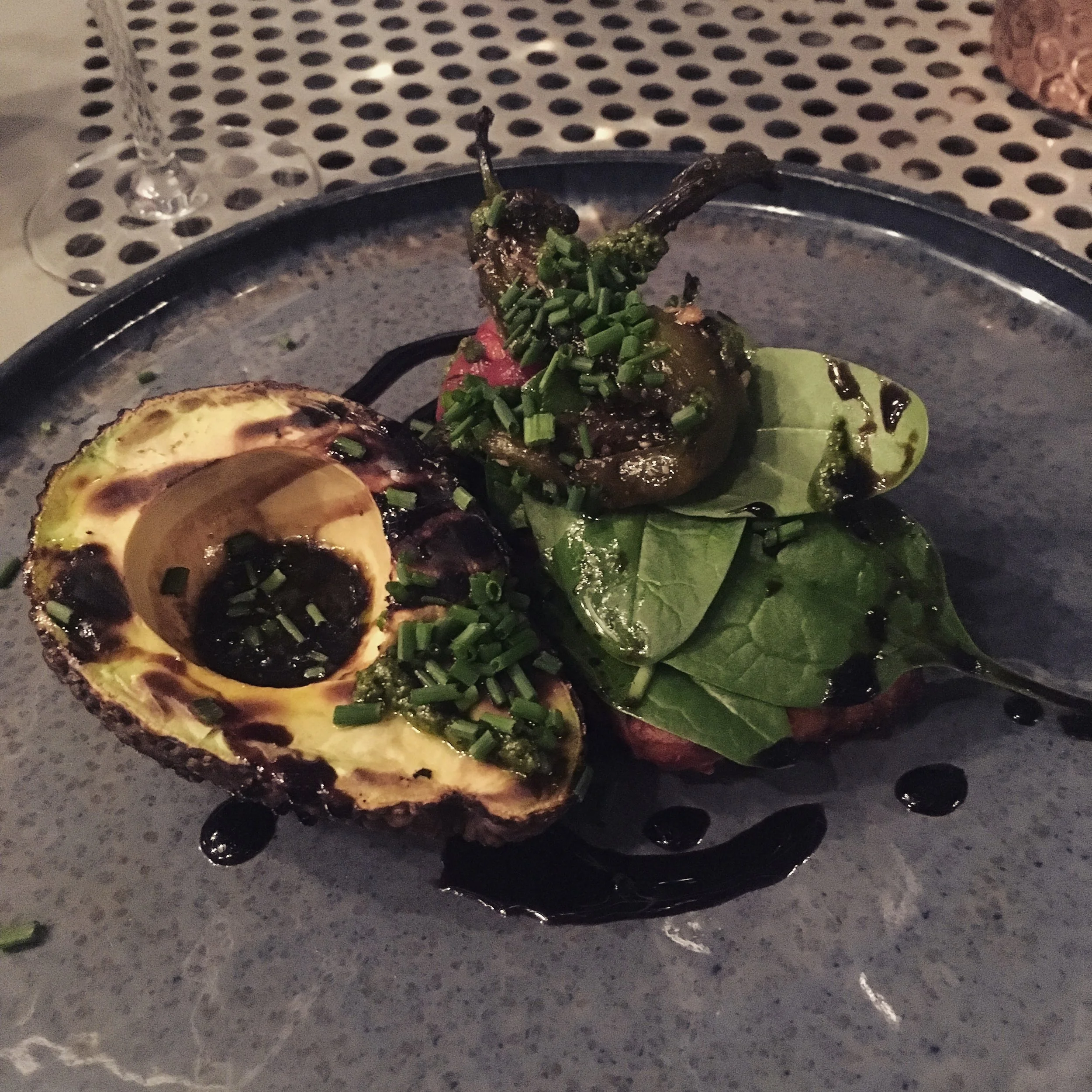 salată cu avocado și ardei copt