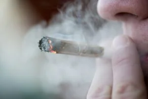 Source: https://hempindustrydaily.com/wp-content/uploads/2018/11/smoking-43934041_l-300x200.jpg