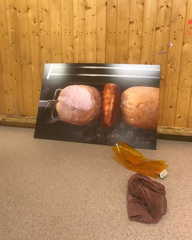 Deze hangt er niet. En staat er ook niet tegen de muur. ⠀⠀⠀⠀⠀⠀⠀⠀⠀
Wat er wel hangt? Kom langs! De deuren zijn nu open van 19:30 - 01:00 een show in @societeit.sexyland.⠀⠀⠀⠀⠀⠀⠀⠀⠀
Voorproefje van @thisartfair in mei.⠀⠀⠀⠀⠀⠀⠀⠀⠀
.⠀⠀⠀⠀⠀⠀⠀⠀⠀
.⠀⠀⠀⠀⠀⠀⠀⠀⠀ #exp
