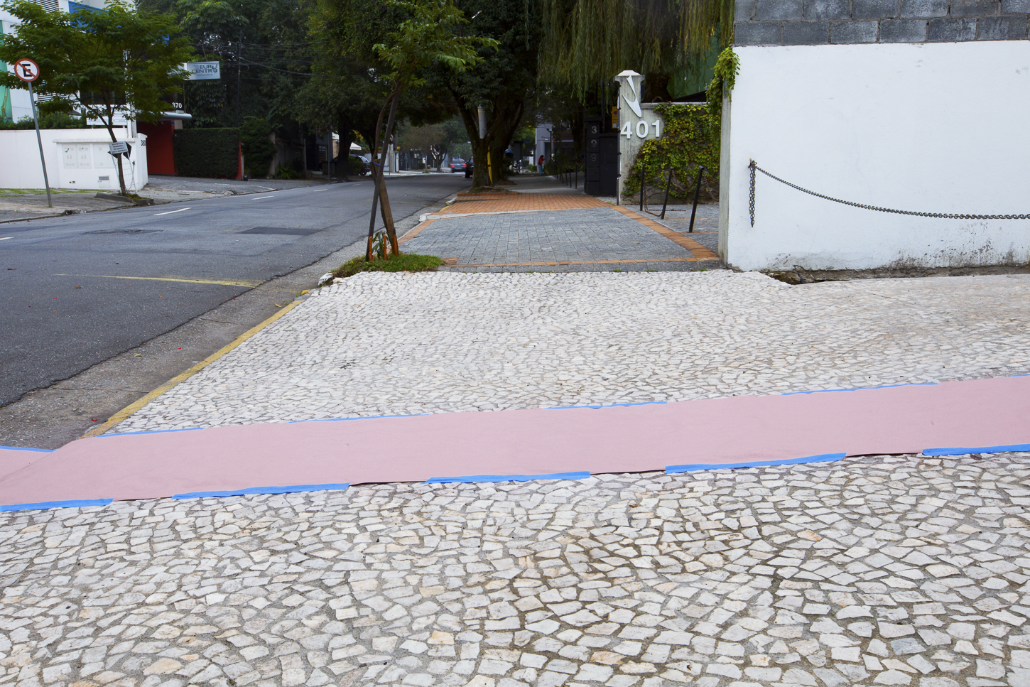  Intervenção Urbana com papel kraft e fita  Rua Gabriel Monteiro da Silva, número desconhecido,&nbsp; São Paulo.&nbsp; 15/06/2014 – 9:00hrs 
