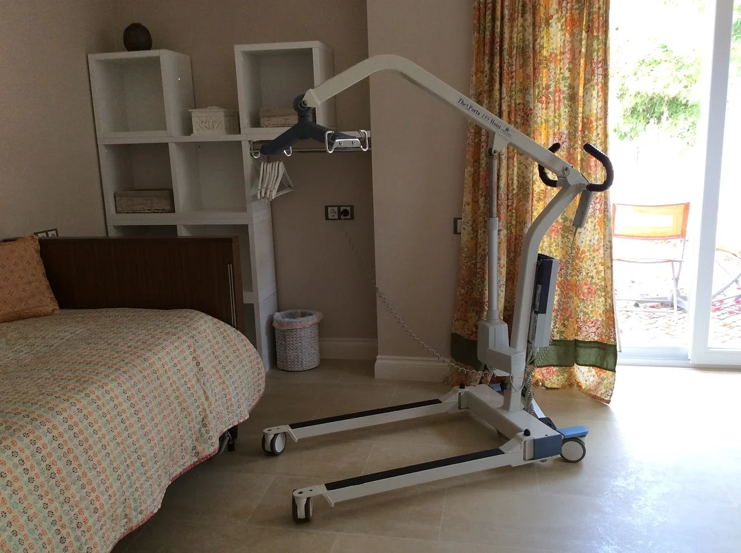  ROOM HOIST