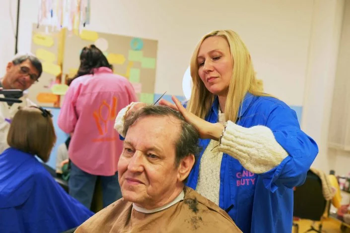 Lernt uns und unseren SALON auf arte Re: »Beauty und Begegnung im Plattenbau« näher kennen. 

Lernt Ysora und Miguel, Elke, Zulia, Jürgen und Iryna kennen. Seht euch an wie schön Gesellschaft sein kann, wenn wir offen füreinander sind. Leave no one b