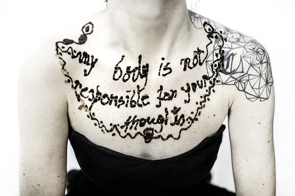 — Kommentar auf zeit.de
These Women Used Mehendi To Make Feminist Statements On Their Bodies on Feminism in India. 04/2018