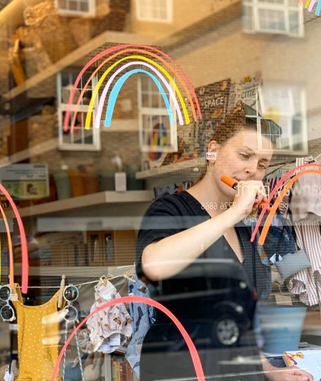 Good to be back in the window! 🌈 this doodle is for the lovely Molly Meg, open again from today 🥳
.
.
.
#mollymeg #mollymegwindow #windowdisplay #rainbowwindow #kidsshop