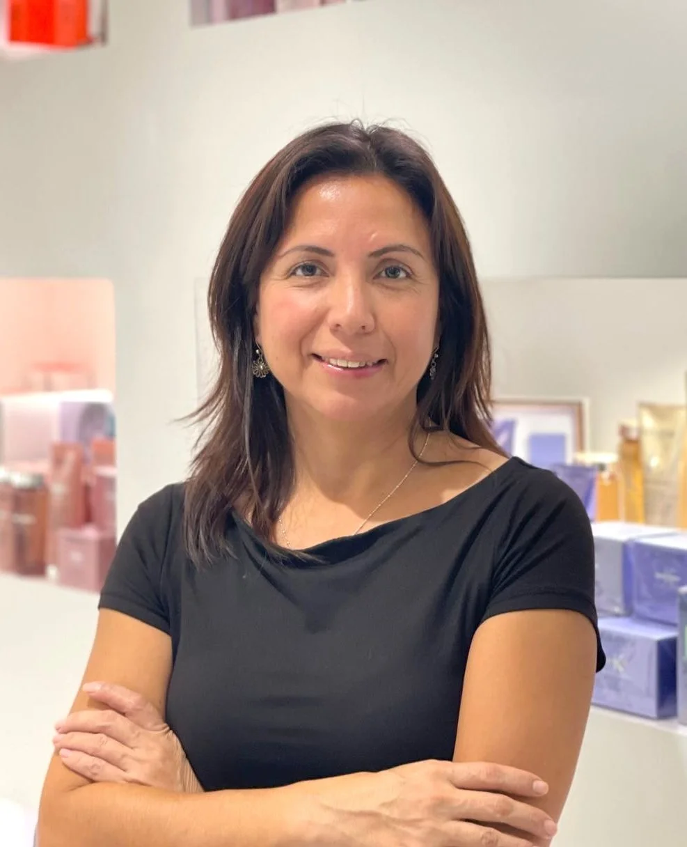 Kelly, a hairdressing assistant, will take care of your shampooing, treatments, and hair care.