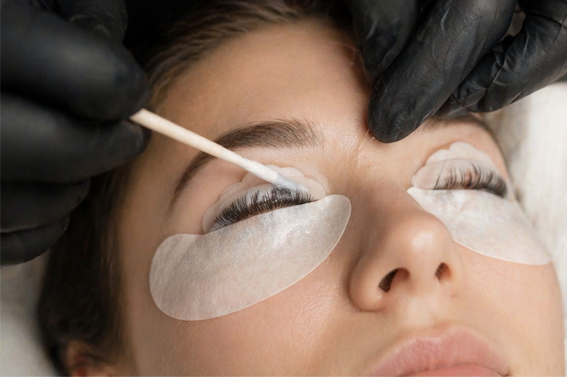 Lash lift treatment process with silicone pads and professional application for natural lifted lashes