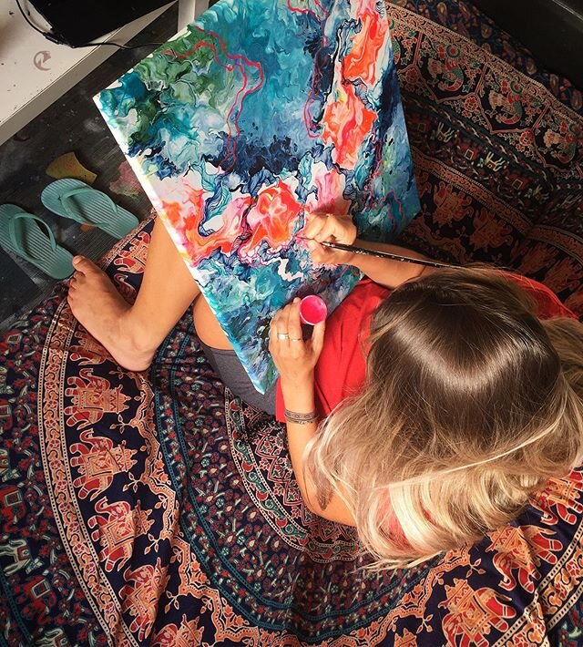 Working on the sofa today 👌🏻 .
..
...
....
#abstractart #abstractpainting #covidart #covid19artistsathome #fluidart #bohodecor #psychedelicart #colourburst #colourfulartwork #isolationart #barcelona #barcelonaartist #barcelonaart #meditativeart #en