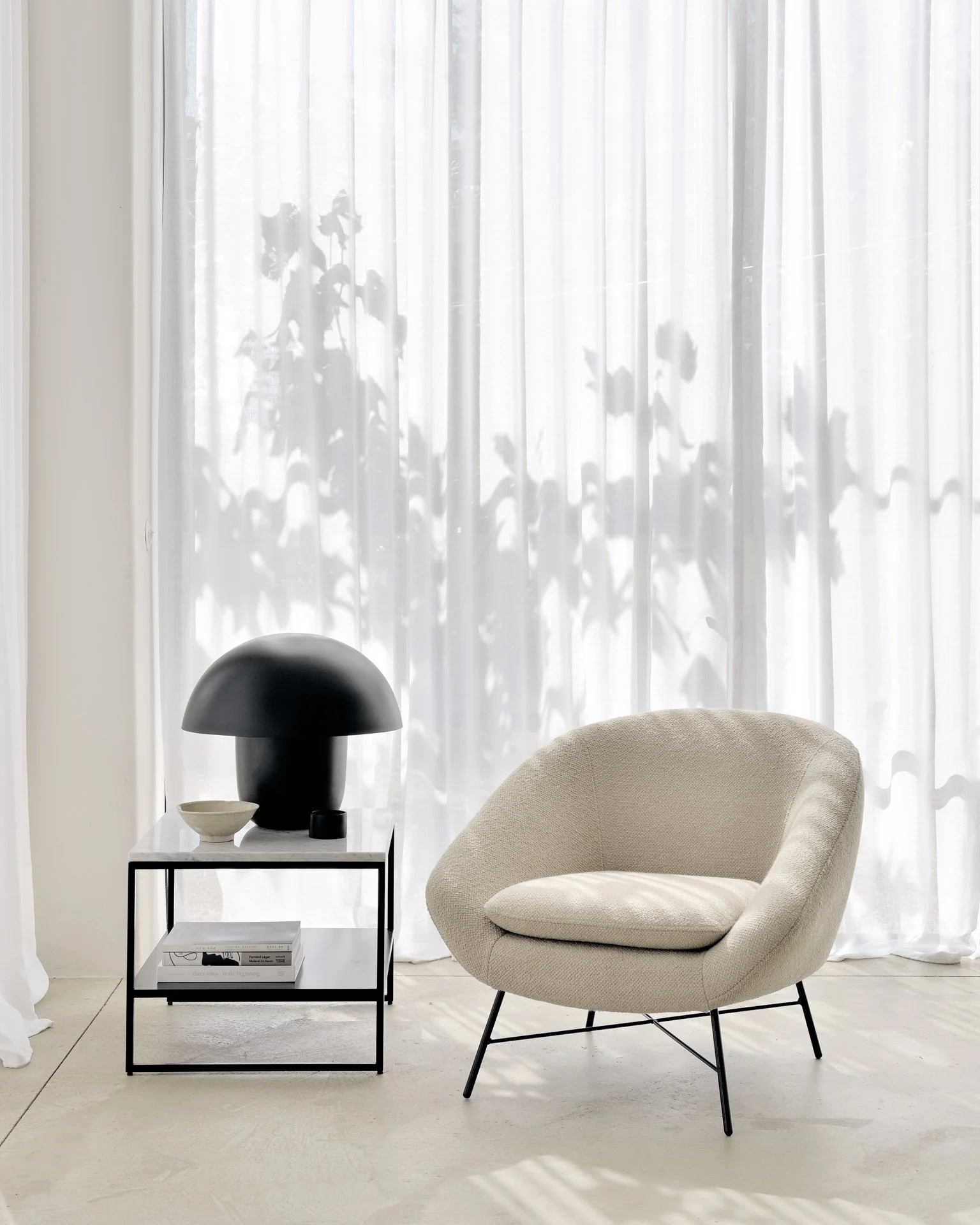 20135_Barrow_lounge_chair_offwhite_60090_Stone_side_table_marble_white_carrara_WEB.jpg