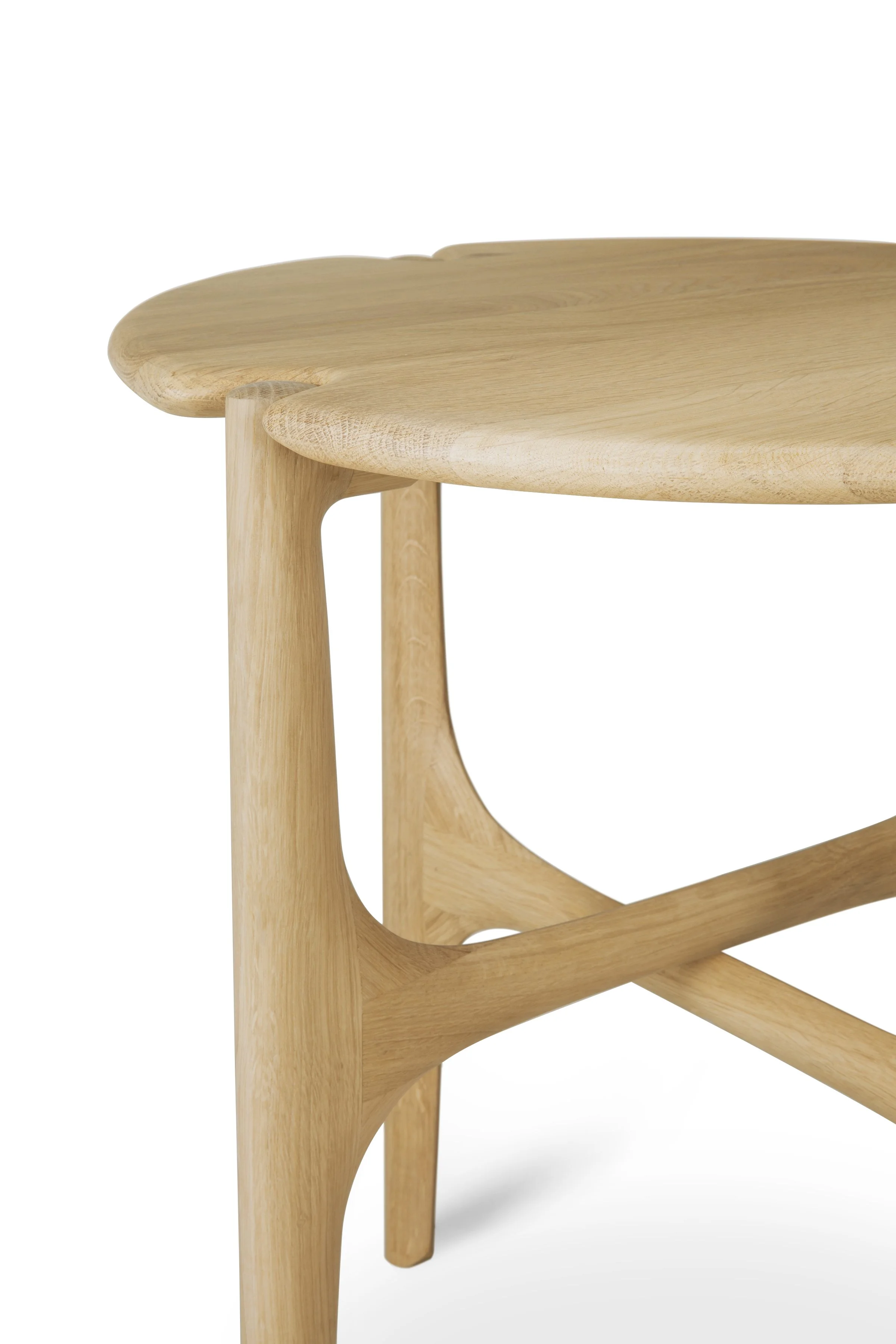 51331_PI_side_table_varnished_oak_det01_cut_HQ.jpg