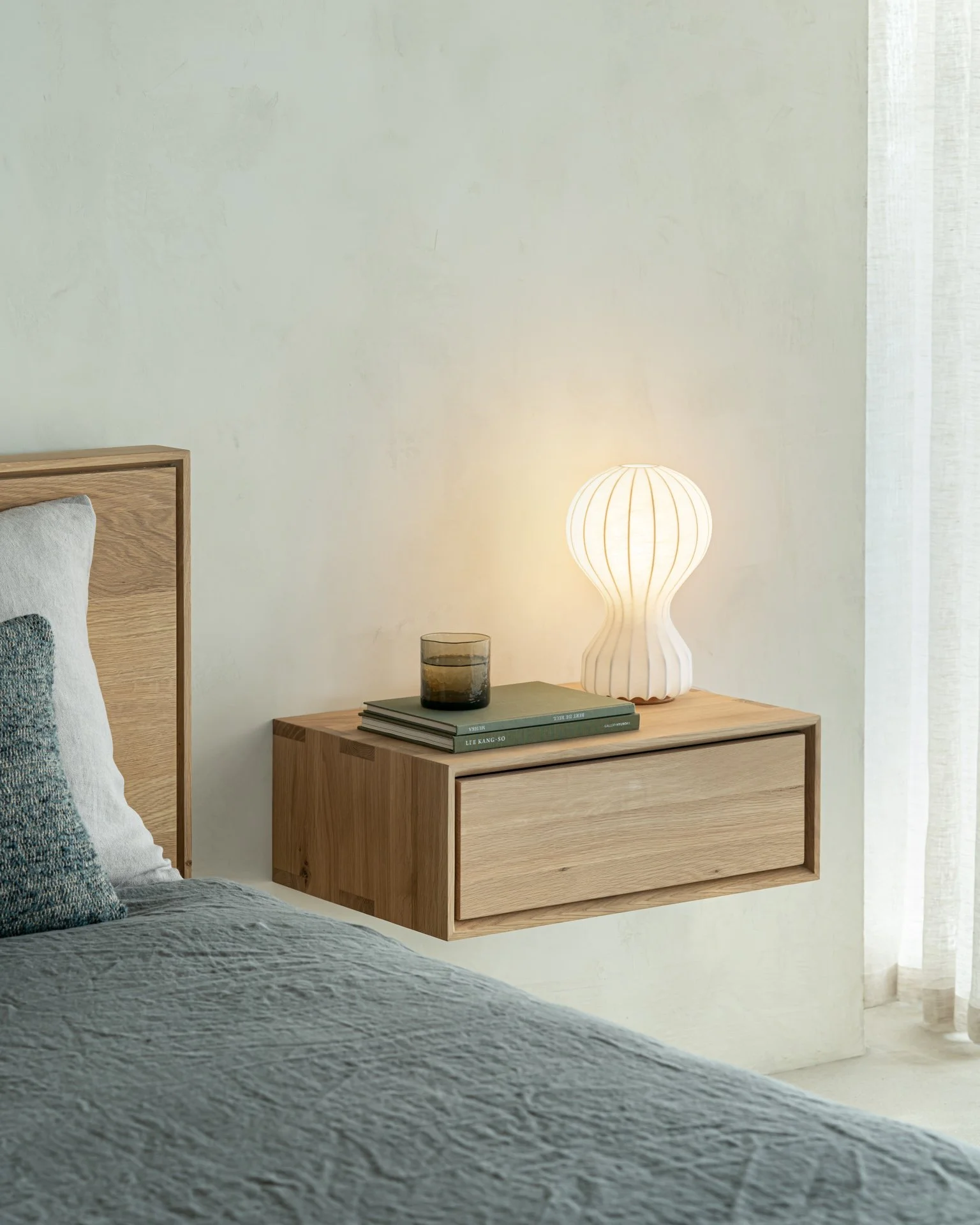 51224_Oak_NordicII_bedside_table_hanging_4_WEB.jpg