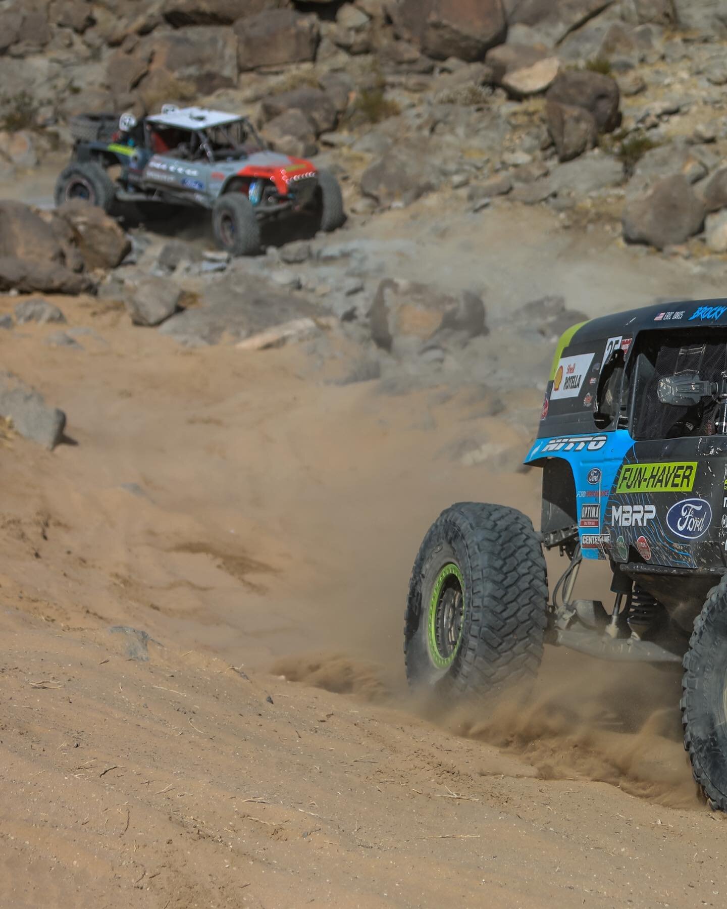 Caught @vaughngittinjr trying to outrun teammate @loren_healy. Pretty rad seeing them run together through KOH! 🤘🏼🏁 #defyfocusphotography #koh2021 #actionsports #ldrshipdesigns #offroadracing #teammates #fordbronco #swipe #canonusa #kingofthehamme