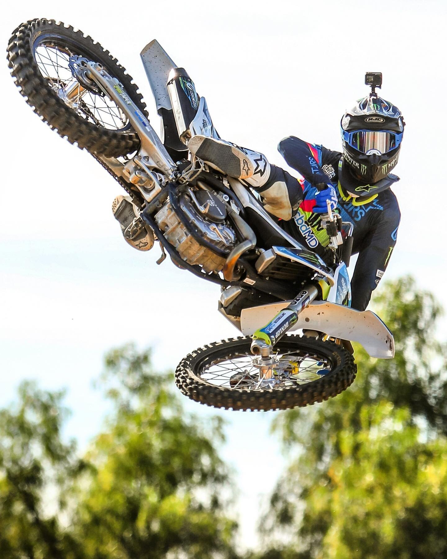 Legend of FMX @nateadams741 tossin her sideways out at @themaddhouseco 🤘🏼 #defyfocusphotography #actionsports #whipitwednesday #fmx #goodtimes #legend #canonusa #upclose #drainboltcheck #whip #moto #husqvarna