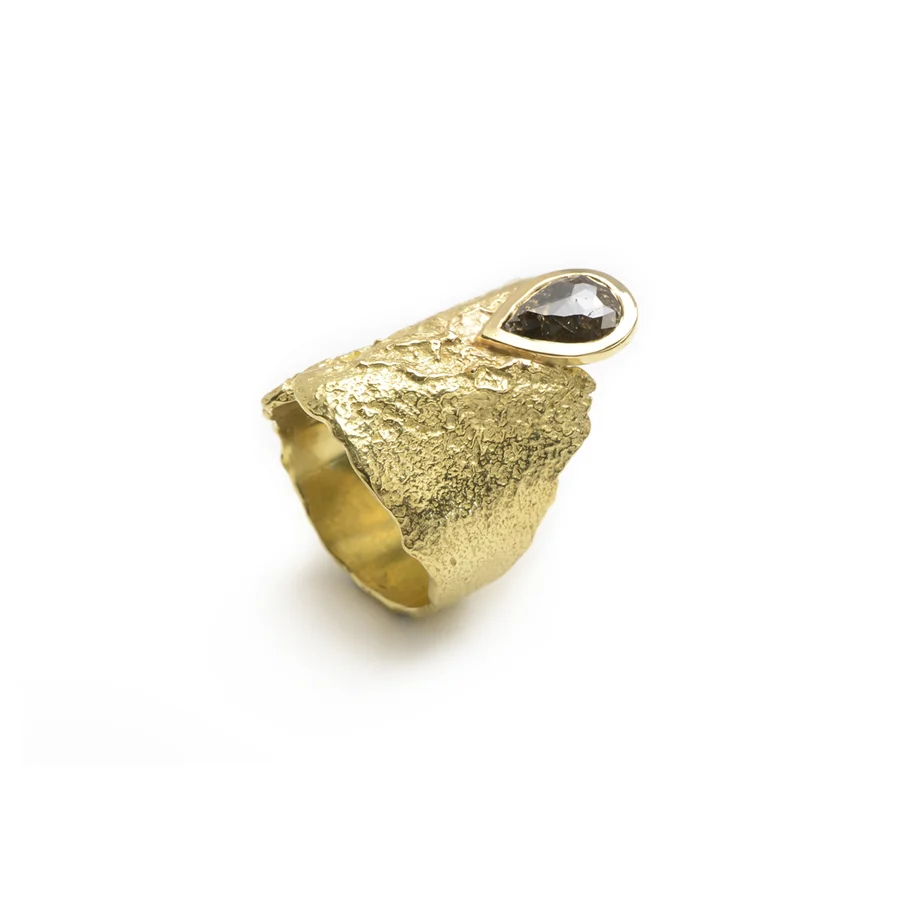 ED71R Under a Tree ring. 18k yellow gold, cognac diamond. 
