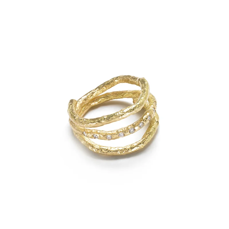ED87R Hudson Valley ring. 18k yellow gold, white diamonds.