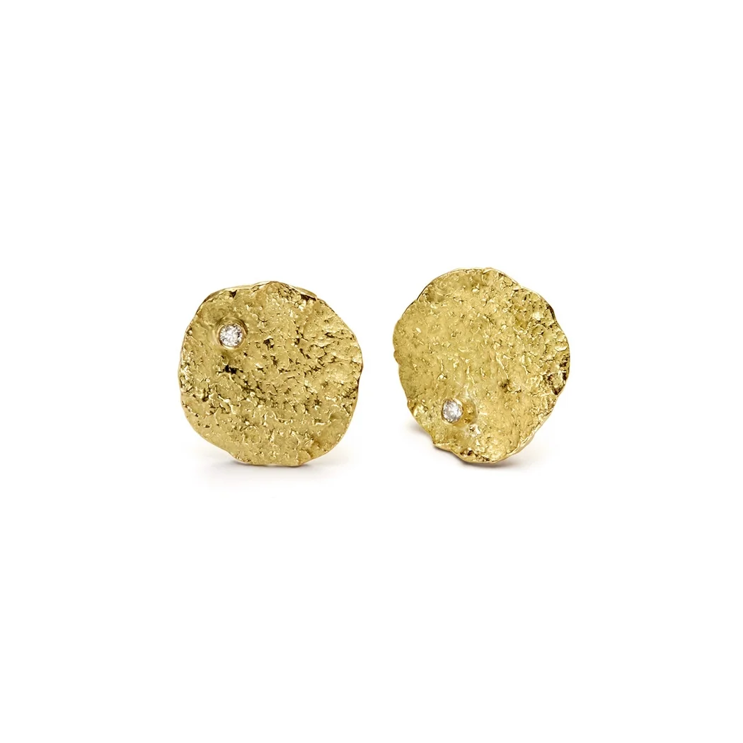 ED101E Floating in the Dark earrings. 18k yellow gold.