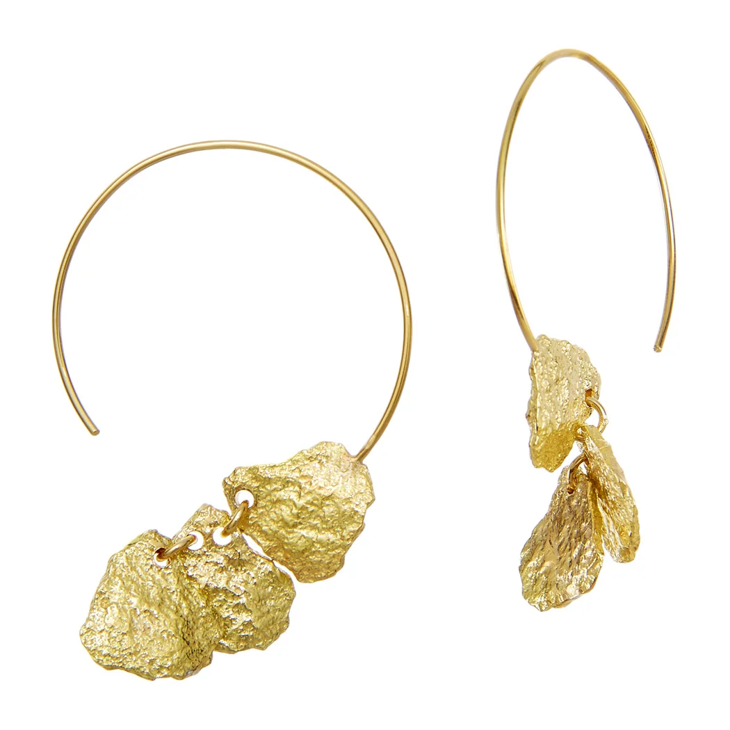 ED103E Floating in the Dark earrings. 18k yellow gold.