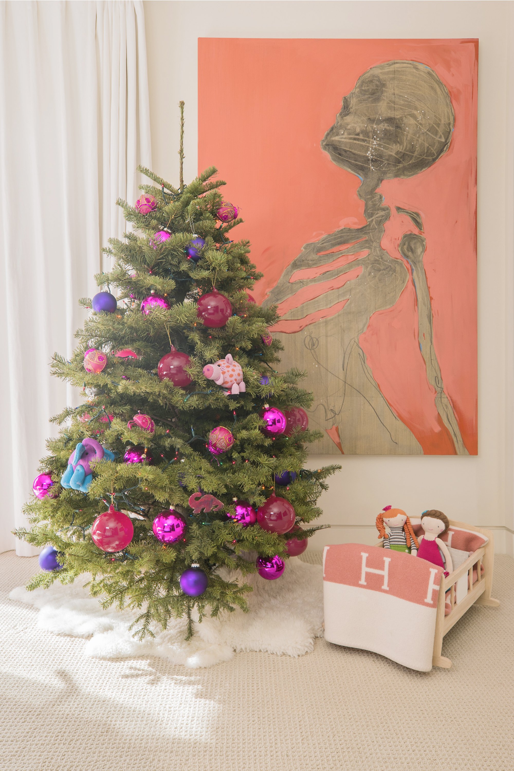 02-kourtney-kardashian-home-holiday-decorations.jpg