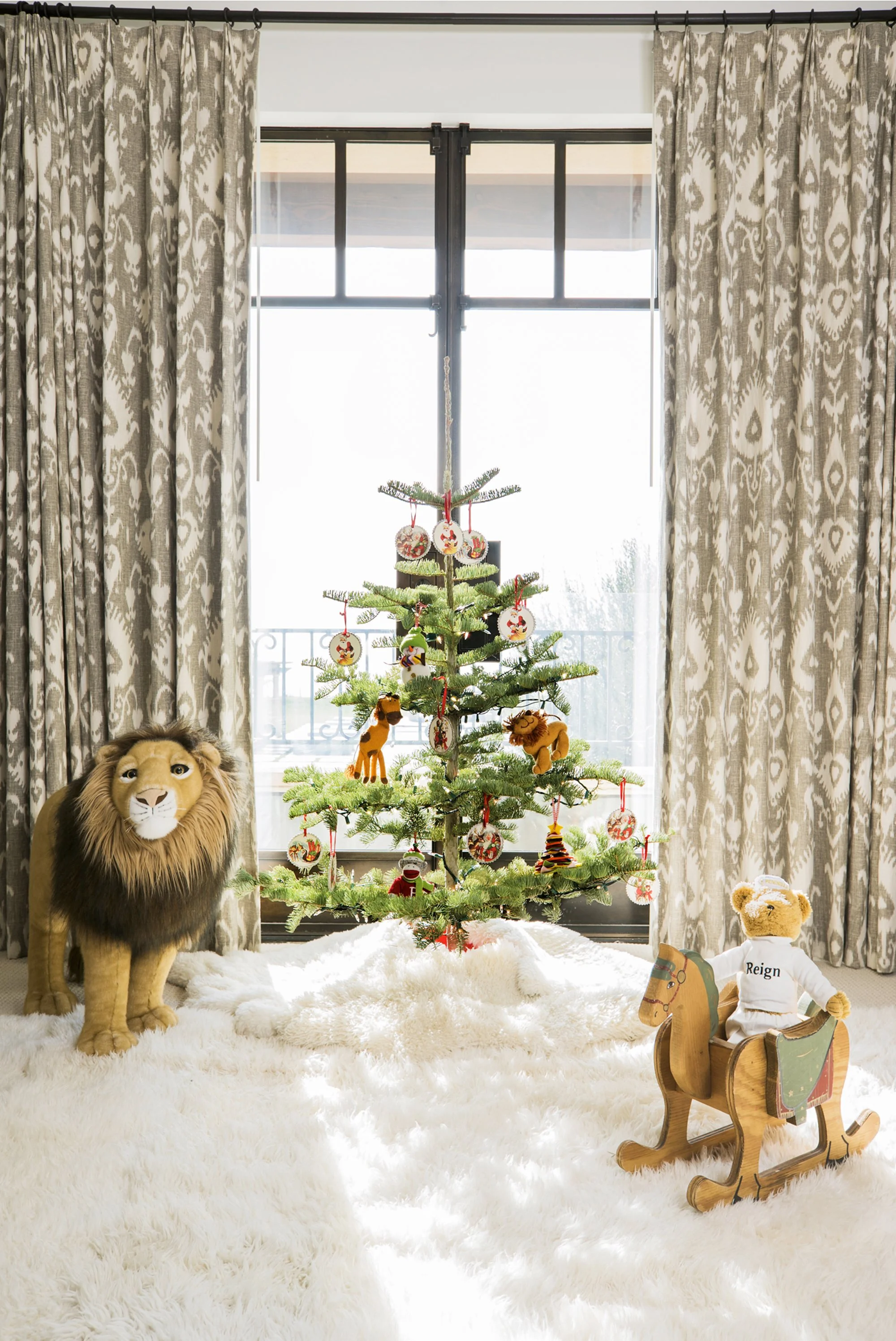 03-kourtney-kardashian-home-holiday-decorations.jpg