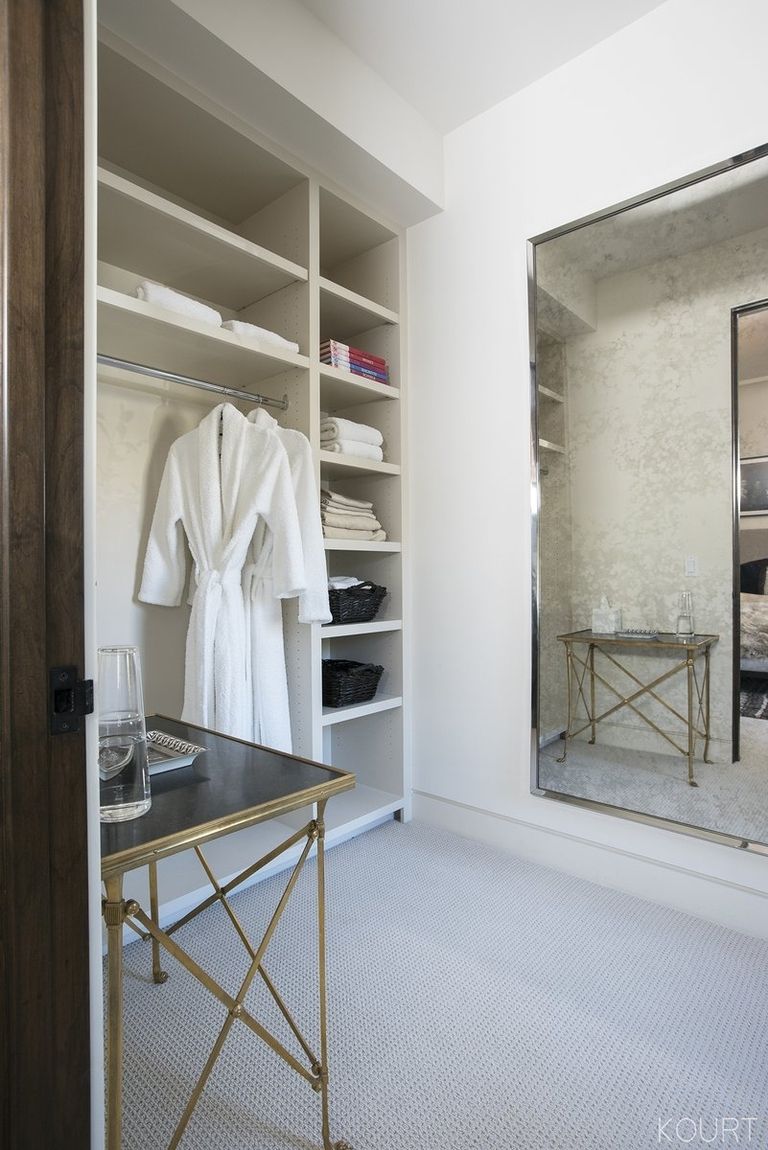 kourtney-kardashian-guest-bedroom-03-1513374748.jpg