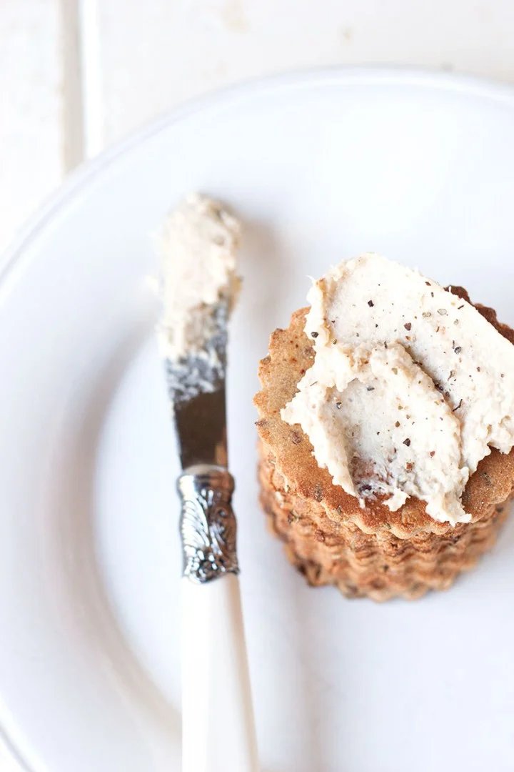 AMARANTH & ROSEMARY CRACKERS WITH CAULIFLOWER HUMMUS