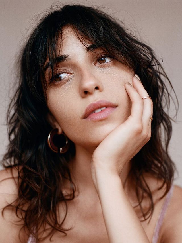 @anyaholdstack.jpg