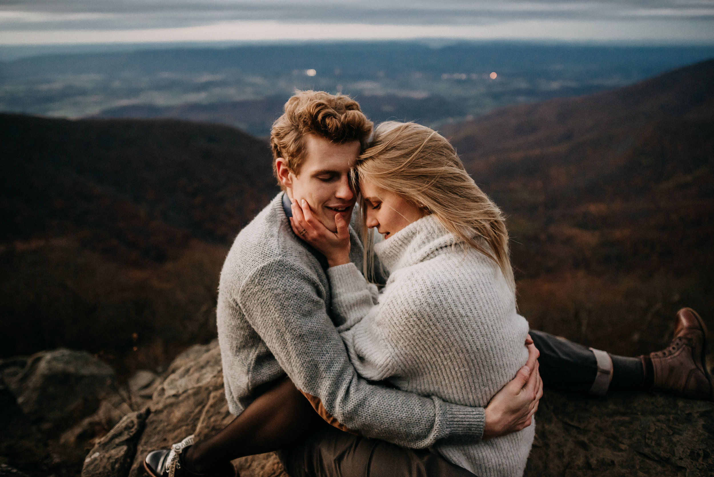 Shenandoah-National-Park-romantic-engagement-picture-by-Gabriele-Stonyte-Photography